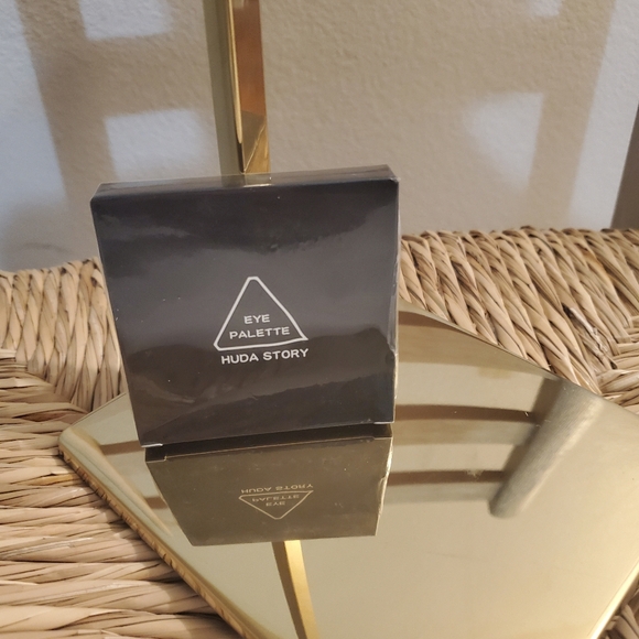 HUDA STORY Nine Color Smiked Eyeshadow Palette - Picture 2 of 6